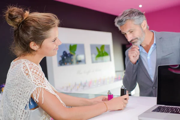 Hombre en la boutique — Foto de Stock