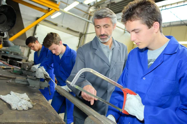 Corte del tubo de acero usando el cortador manual — Foto de Stock