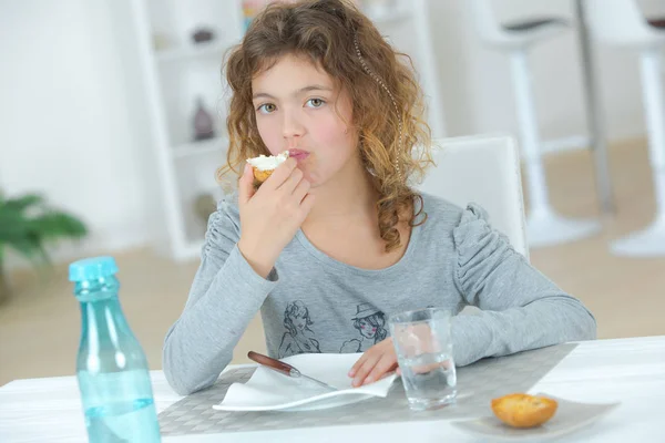 Ragazzina mangiare uno spuntino — Foto Stock