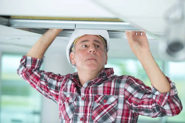 Homem instalando teto suspenso — Fotografia de Stock