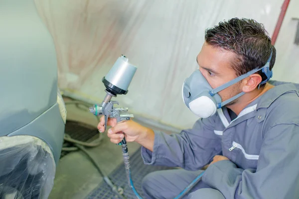 Mecânica respraying carroçaria do carro — Fotografia de Stock