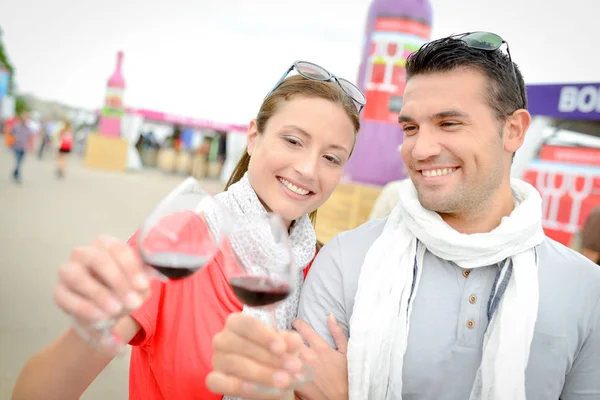 Paar stößt bei Weinfest mit Rotwein an — Stockfoto