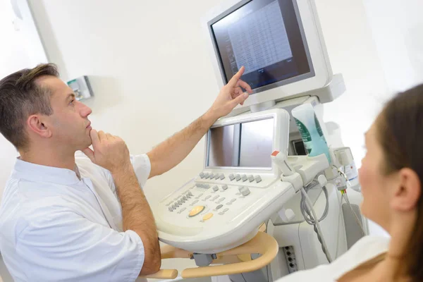 Doktor ultrason ekrana bakarak — Stok fotoğraf