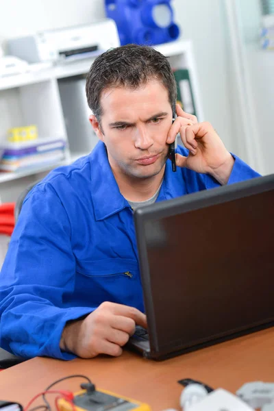 Werknemer op telefoon en middelbare leeftijd — Stockfoto