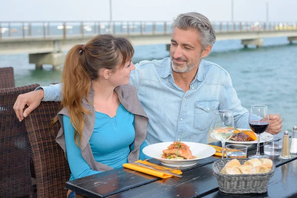 Pareja comiendo al aire libre y pareja — Foto de Stock