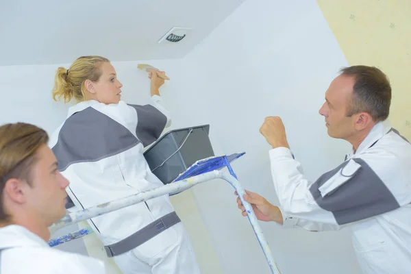 Kvinnlig lärling målare på jobbet — Stockfoto