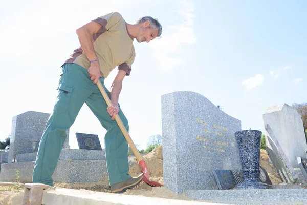 Jardinero en cemetary y jardinero — Foto de Stock