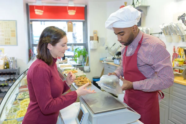 Fruit markt assistent verkoper en klant — Stockfoto