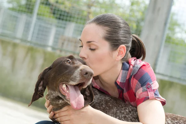 Tierheimleiterin liebt ihre Bewohner — Stockfoto