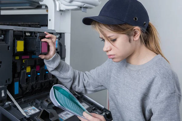 Lesen der Bedienungsanleitung des Druckers — Stockfoto