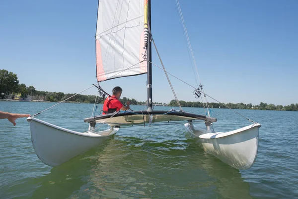 Njuter av extrem segling med racing segelbåt — Stockfoto