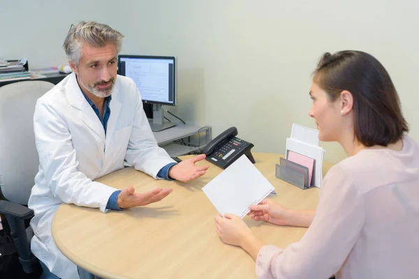 Frau in Absprache mit ihrem Arzt — Stockfoto