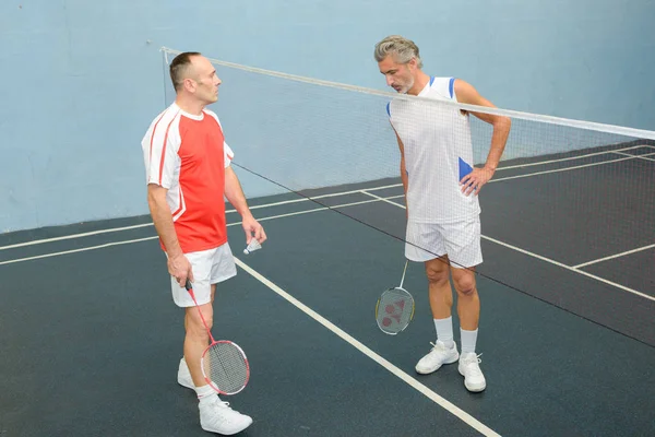 Muž v diskusi během hrát badminton — Stock fotografie