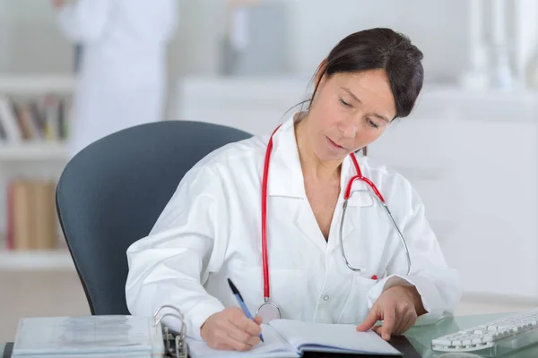 Retrato de uma bela médica trabalhando em seu escritório — Fotografia de Stock