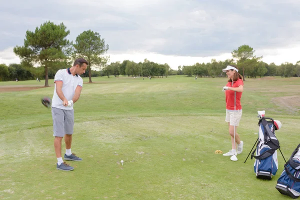 Hombre y mujer jugando al golf — Foto de Stock