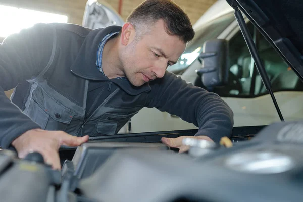 Portret van mannelijke monteur aan het werk in de garage — Stockfoto