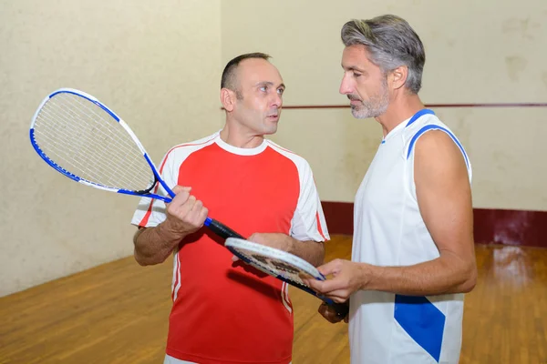Muži na squashovém kurtu, mluví — Stock fotografie