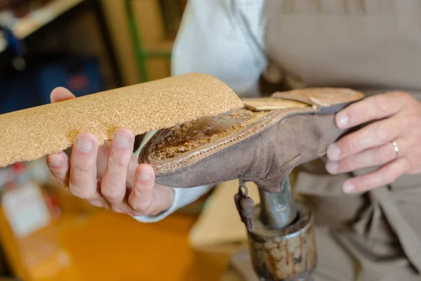 Experienced shoemaker and accessories — Stock Photo, Image