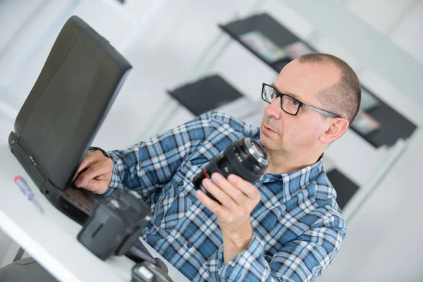 Technicien examinant et réparant la caméra dslr — Photo