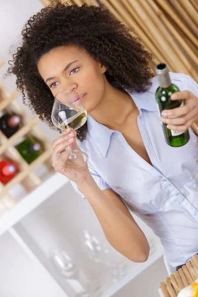 Frau trinkt Weißwein im Restaurant — Stockfoto