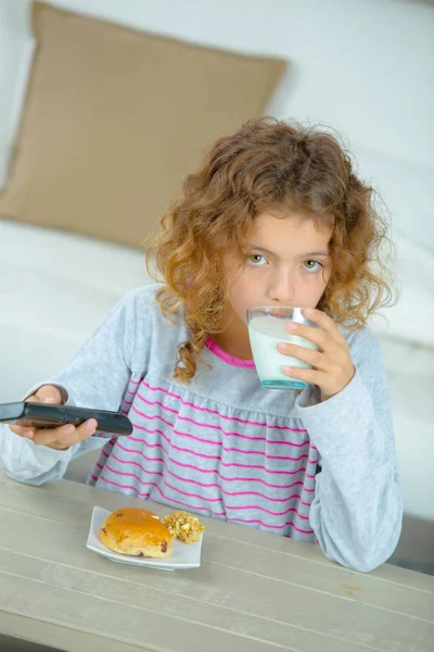 Assistindo desenhos animados como ele come café da manhã — Fotografia de Stock