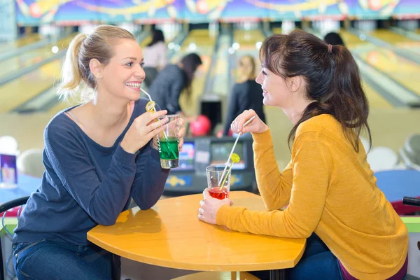 Mulheres amigos no centro de boliche — Fotografia de Stock