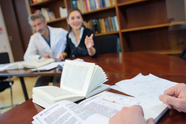 Menschen im Gespräch in medizinischer Bibliothek — Stockfoto