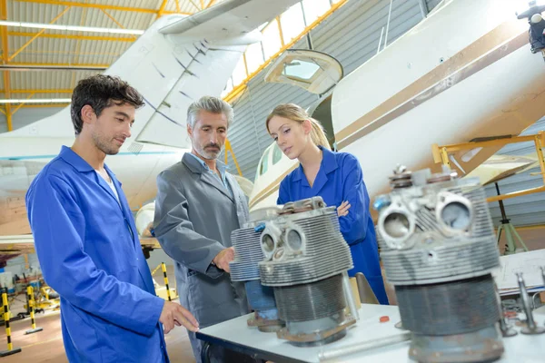 Einige Flugzeugkomponenten und Flugzeuge — Stockfoto