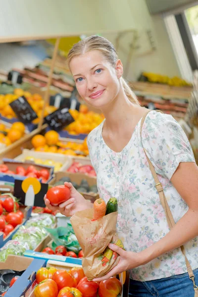 Comprador vegan e loiro — Fotografia de Stock