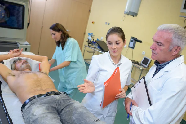 Hastane ve doktor de — Stok fotoğraf