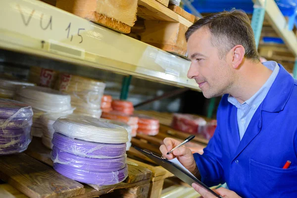 Homme regardant la référence du produit — Photo