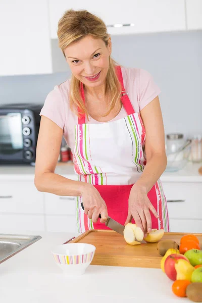 Imagen de una hermosa mujer en la cocina — Foto de Stock