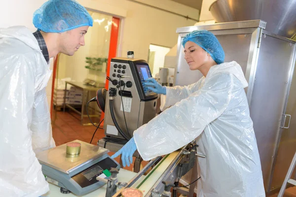 Met een gewicht van het blikje en werk — Stockfoto