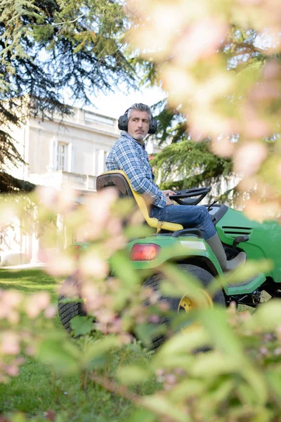 Falciare il giardino e il giardino — Foto Stock