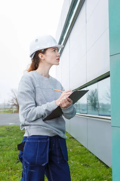 Überprüfung des Gebäudes und der Arbeit — Stockfoto