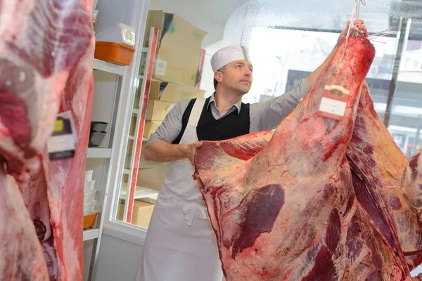 Slager met dierlijke karkas — Stockfoto