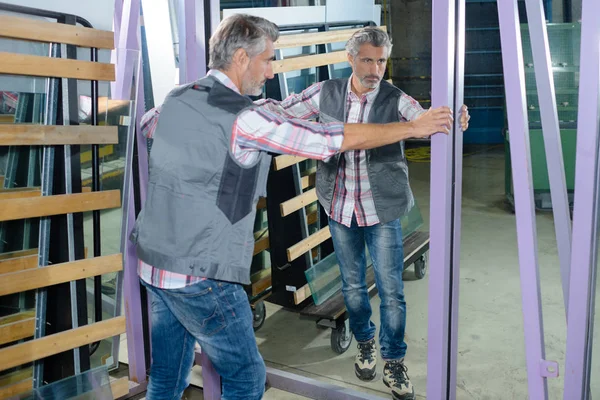 Arbeiter mit einem Wandspiegel — Stockfoto