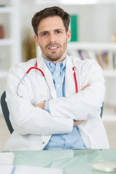 Retrato de sonriente joven doctor masculino — Foto de Stock