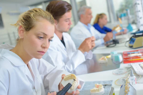 Att göra konstgjorda tänder och lab — Stockfoto