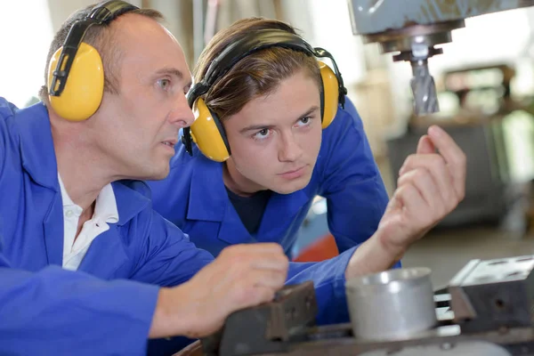 Reparatur einer Bohrmaschine — Stockfoto