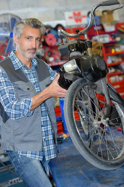 Mécanicien avec vélo motorisé — Photo