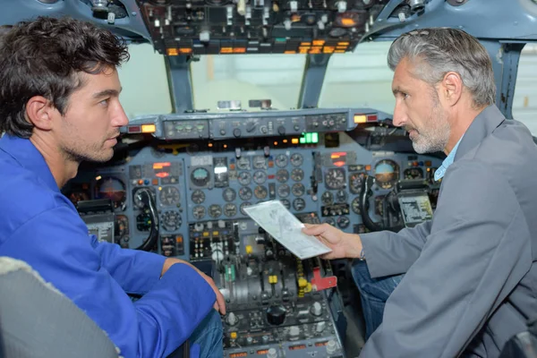 Ausbilder mit männlichem Studenten im Flugzeug-Cockpit — Stockfoto