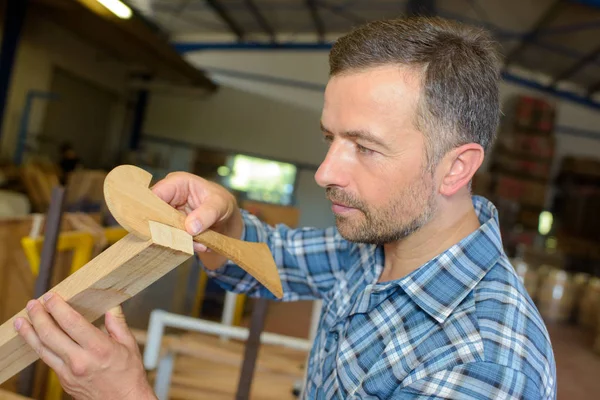Працівник лісопилки, що працює з дерев'яними інструментами та машинами — стокове фото