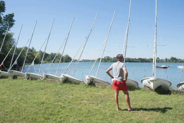 Stilig segling lärare kontrollerar skick innan kurser — Stockfoto