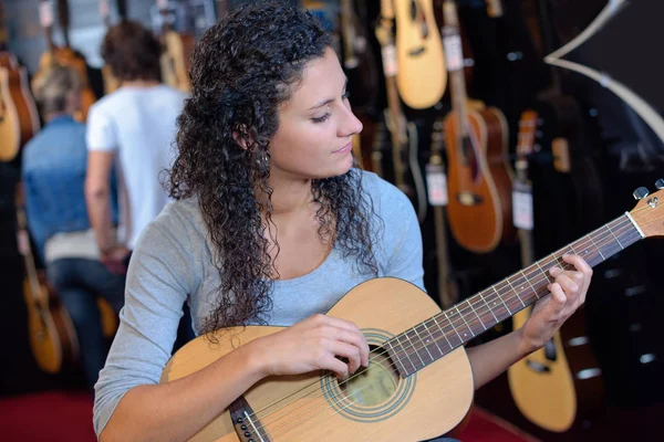 Gry Lady gitara akustyczna — Zdjęcie stockowe