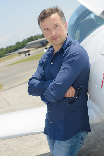 Hombre posando con un avión — Foto de Stock