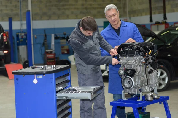 Professor e aluno em aula de treinamento de mecânica de automóveis — Fotografia de Stock