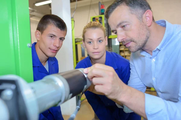 Aprendiz industrial en el taller — Foto de Stock