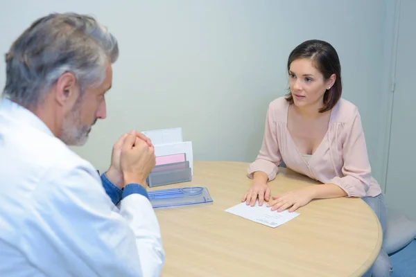 Paciente mujer preocupada hablando con el médico — Foto de Stock