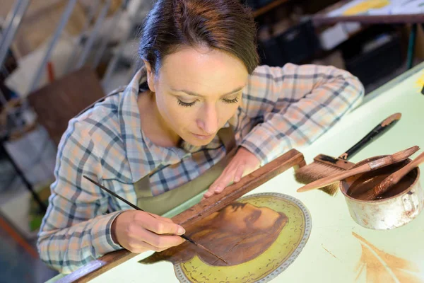 Artista haciendo pintura detallada — Foto de Stock